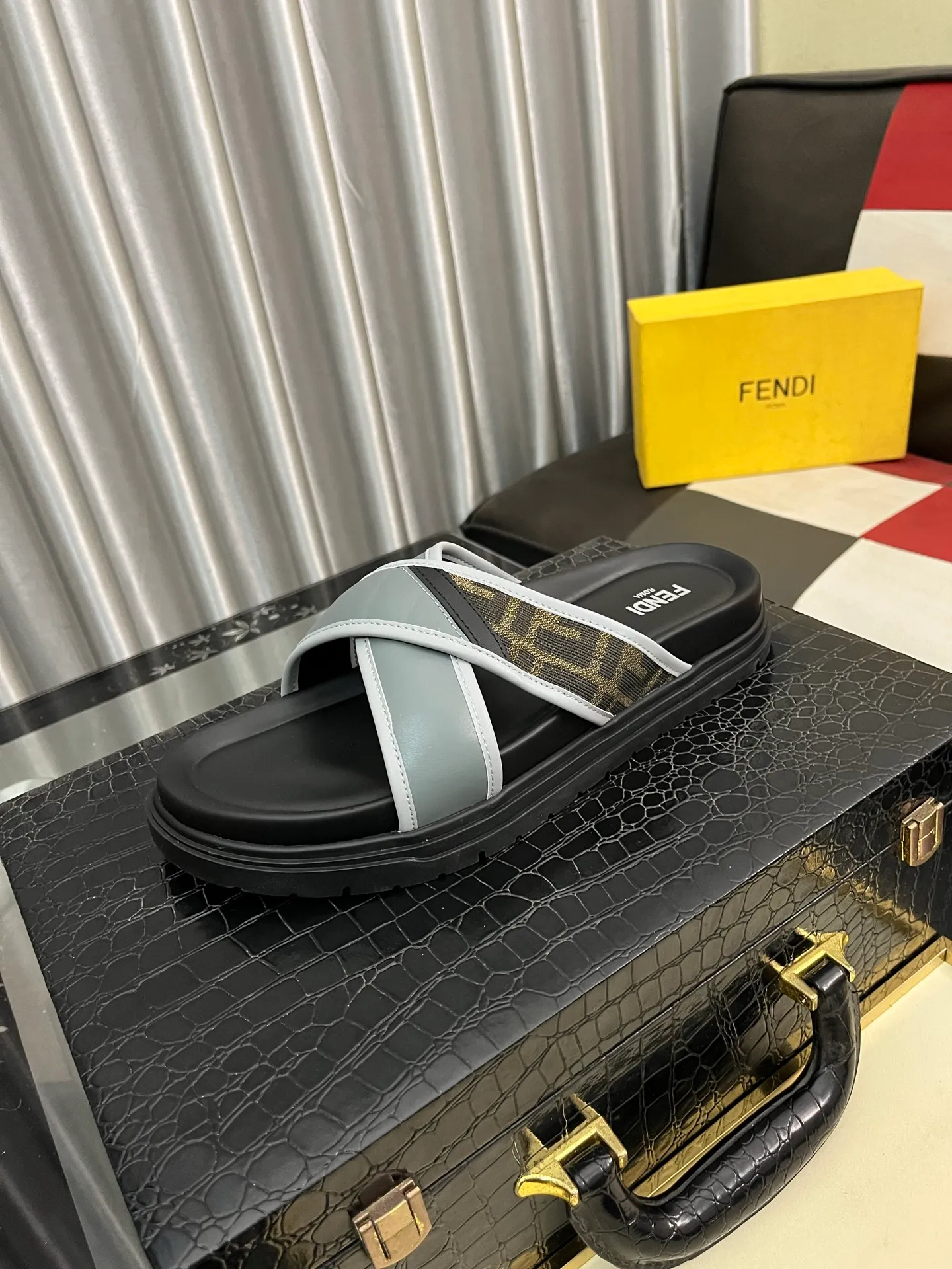 Men's men's shoes💰320⌚️⌚️FENDI Fendi slippers and sandals are shipped💄How can this summer be without the blessing of little monsters💄Original imported special hardware decorative pattern➕Original private model outsole! Details determine success or failure, good quality is not afraid of magnifying details! It feels super comfortable on your feet! This summer you need a pair of trendy, cool and comfortable sandals👣 Standard size: 38-443️⃣Colors available
